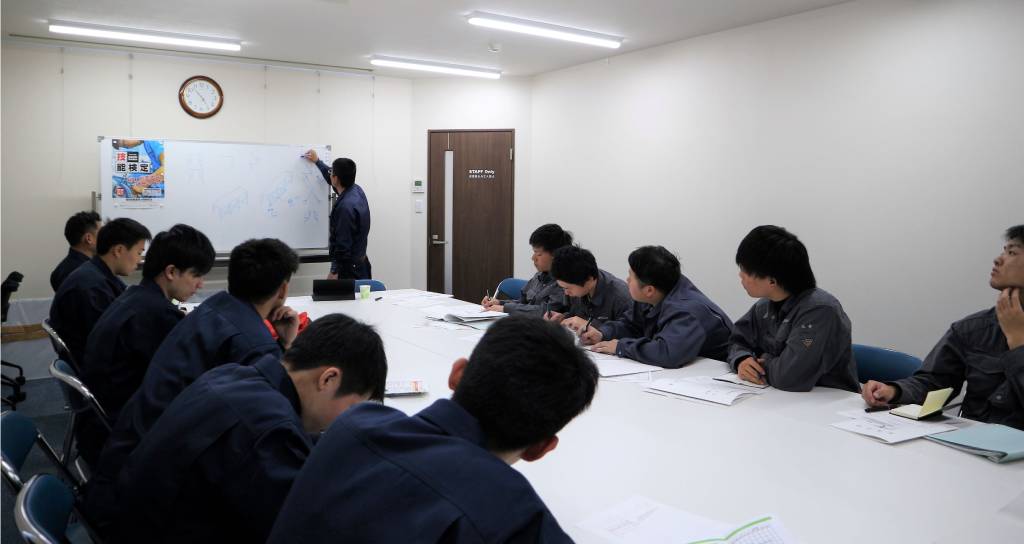 尾園建設 新入社員事務所研修風景