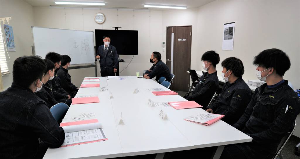 尾園建設　新入社員事務所研修風景
